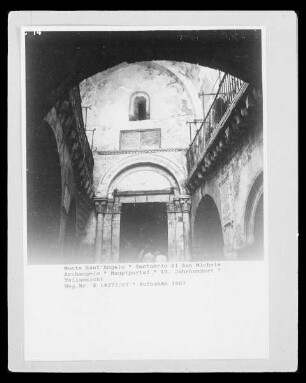 Santuario di San Michele Archangelo — Hauptportal