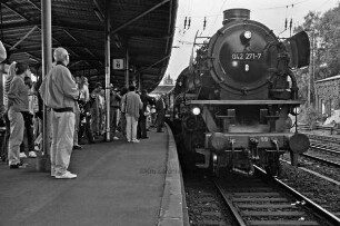 Hamburg-Harburg: Bahnhof: Fahrt nach Cuxhaven mit einer Dampflokomotive Baureihe 042 der Firma Borsig