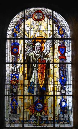 Frankreich. Basse Normandie. Manche. Sainte Mere Eglise. Kirchenfenster mit Motiven der Invasion. Fallschirmsringer