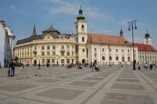 Sibiu - Ansicht aus der Altstadt : Totalansciht des Marktplatzes mit Stadthaus (links) und Katholischer Stadtkirche (Mitte) rechts der Stadtturm. Sibiu (Hermannstadt), 2007 Kulturhauptstadt Europas, aufgenommen 2007