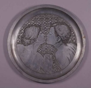 Gravierter Teller mit küssendem Paar