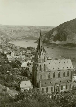Oberwesel. Blick von Schloss Schönburg auf die Stadt mit der Stiftskirche Unserer lieben Frau