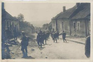 Foto des Durchmarsches der 1. Kompanie des Leib-Grendier-Regiemts 109 durch Beaurieux sur Aisne