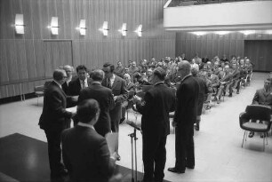 Verleihung von goldenen, silbernen und bronzenen Ehrennadeln durch die Stadtverwaltung Karlsruhe an Blutspender und Blutspenderinnen des Jahres 1971