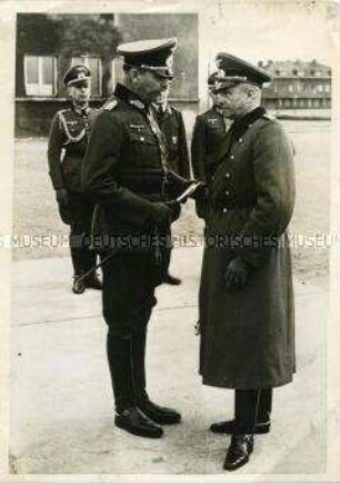 Generalfeldmarschall von Brauchitsch im Gespräch
