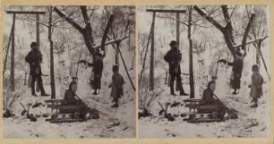 Kinder mit Schlitten und Schneemann und Mann mit umgehängtem Gewehr in Kotzschens Garten im Winter