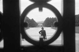 Herrenchiemsee: Schloss, durch Gitterstäbe auf Park