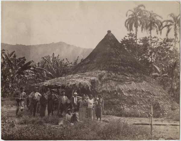 Personen vor einer Hütte (Talamanca, Costa Rica)