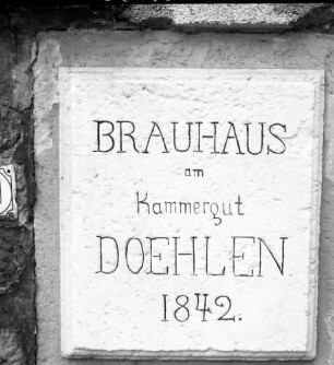 Inschrifttafel zur Erinnerung an das Brauhaus Döhlen. Sandstein. Datiert 1842. Freital-Döhlen, ehemaliges königliches Kammergut, Mauer am Treppenaufgang