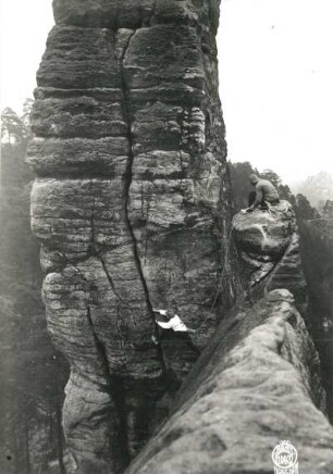 Sächsische Schweiz, Rathener Gebiet. Lokomotive-Esse. Seilschaft Flügel beim Einstieg vom nördlichen Pfeifenkamin in den Toten Riß (VIIc)