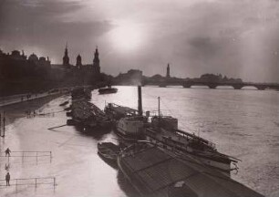Dresden. Elbe bei Hochwasser. Blick über Lastkähne und Personen-Seitenraddampfer "Aussig" (1894, Werft Blasewitz) nach Südwesten gegen Altstadt