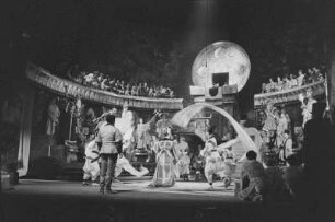 Szenenbilder aus der Oper "Turandot" von Giaccomo Puccini in der Inszenierung von Walter Felsenstein (musikal. Leitung: Václav Neumann, Bühnenbild und Kostüme: R. Heinrich). Komische Oper Berlin, 25.01.1958 : Mit Sigrid Ekkehard in der Titelpartie, Hermin Esser als Kalaf, Herbert Rössler als Timur, Erwin Wohlfahrt als Pang, Uwe Kreyssig als Ping, Werner Enders als Pong, Irmgard Arnold als Liu u. a.