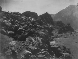 Blocklava : Blick auf eine Fläche mit Blocklava. Im Hintergrund Gebirge.