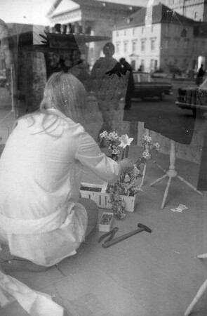 Schaufenster-Dekoration im Frühling.
