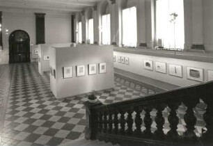 Ausstellung "Kunst - Wirklichkeiten. Erhart Kästner - Bibliothekar, Schriftsteller, Sammler", 08.05.-03.07.1994. Dresden: Albertinum, Mosaiksaal. Raumaufnahme