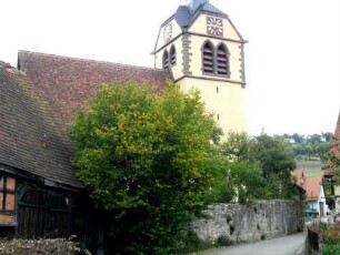 Ansicht von Süden mit Kirche über Kirchhofmauer im Verlauf aus dem Ort