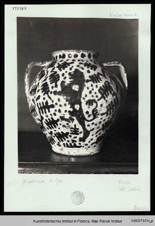 Vase mit Löwen und geometrischem Dekor