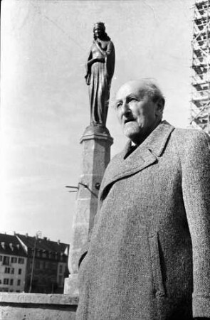 Freiburg i. Br.: Marienbrunnen vor der Herz-Jesu-Kirche, Prof. Engelmann vor der Figur