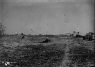 Hängebrücke : Ein Expeditionsteilnehmer steht auf einer Hängebrücke. Rechts ein Expeditionsfahrzeug.