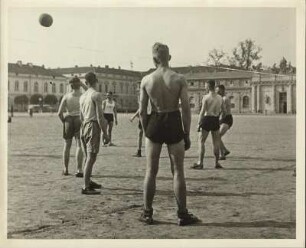 Potsdam. Männer spielen Völkerball am alten Marstall