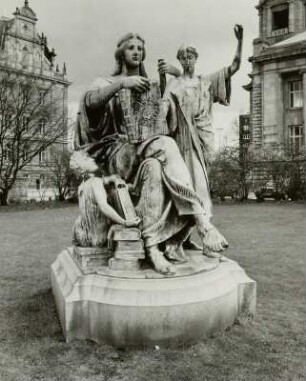 Hamburg-Neustadt, Sievekingplatz, Allegorie der Rechtsordnung vom Kaiser-Wilhelm-Denkmal