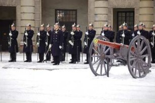 Stockholm - Wachaufzug am Schloss : Dragoner der Königlichen Leibgarde sind zur Wachablösung vor dem Schloss angetreten, aufgenommen 2006 in Stockholm