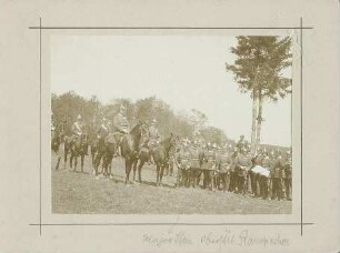 Ca. neunundzwanzig Offiziere des Regiments in Uniform mit Pickelhaube, teils zu Pferd, teils stehend auf dem Truppenübungsplatz Münsingen