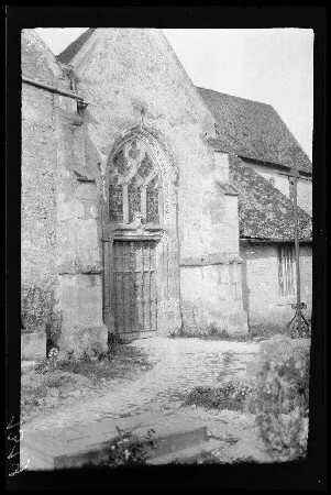 Nicht identifizierbare Ortschaft zwischen Aisne und Marne (Flüsse in Nordfrankreich): "Kirchenportal" (Seitansicht, Nahaufnahme)
