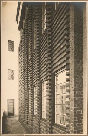 Gemeindehaus der St.Laurentius-Kirchengemeinde, Am Generalshof, Berlin-Köpenick: Aussenaufnahme Straßenfassade Am Generalshof Balkon 1.Obergeschoss Blick auf Backsteinfassade