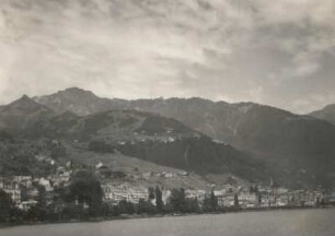 Veytaux, Schweiz. Blick von Montreux-Territet über den Genfer See auf Schloß Chillon gegen die Dents du Midi