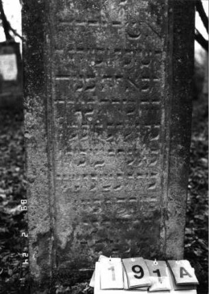 Grabstein 191 (Index: 99752055) Material: Sandstein Zustand: leicht verwittert Maße HxBxT: 123x55x23 cm Beschreibung: Stele, giebelartiger Abschluß, Schriftfeld eingetieft: Grabstein 191A