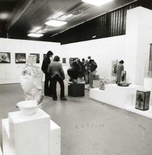 Dresden-Altstadt, Fučikplatz. Besucher der VIII. Kunstausstellung der DDR in der Ausstellungshalle