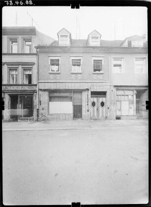 Torgau, Kurstraße 11. Wohnhaus mit Laden. Straßenfront