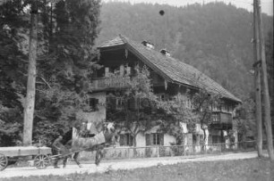Wohnhaus : Wohnhaus in einem Tal am Fuße eines Steilhanges.