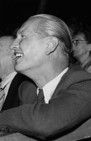 Portrait eines Mannes im Publikum des Volkseigenen Circus Aeros