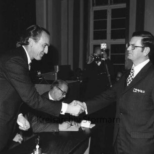 Bürgermeister: Wahl von Günter Kock: Rathaus: Sitzungssaal: Gratulation durch Bürgervorsteher Alfred Schulz: dahinter an Tisch Büroleiter Tiedjens sowie Fotograf