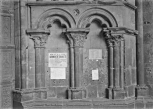 Westportal, rechtes Gewände: Sockelblendarkade