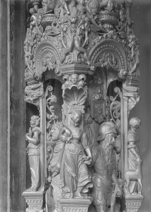Linke Stütze mit diversen Figuren: drei der Neun guten Helden (Judas Maccabäus und Könnig David), dazwischen Figuren der Justitia, Caritas und Fides