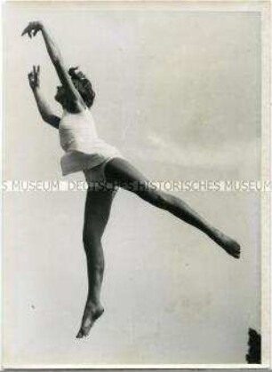 Junge Frau bei gymnastischem Sprung