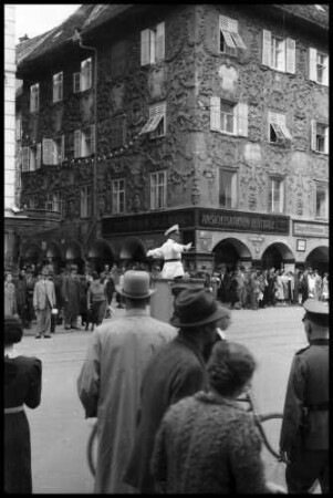 Graz: Haus am Luegg, am Ad[olf] Hitlerplatz [heute: Hauptplatz] [Verkehrspolizist regelt Verkehr]