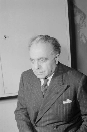 Porträt des Schriftstellers Louis Golding und Aufnahmen bei einer Lesung : Porträt von Louis Golding