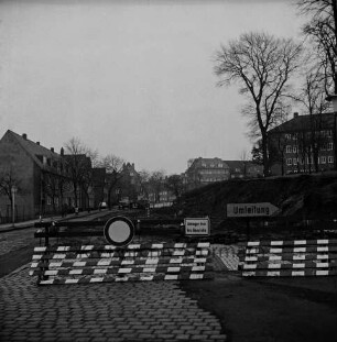 Mewesstraße: Baustelle: vorn Sülzberg, Fußgängerüberweg, Verkehrsschilder, Absperrung: links Wohnblocks: hinten Mitte Bagger und Lkw: rechts Kurparkhügel mit Hauptgebäude der Kreisverwaltung Stormarn [später Gebäude A]: im Hintergrund Wohnblocks: 11.01.1973