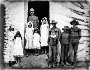 Schüler der deutschen Schule mit Lehrer : Vermutlich Gruppenportrait der Schüler und des Lehrers der Deutschen Schule im Norden des Mount Meru.