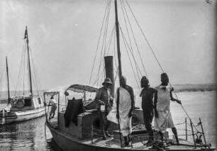 Boote am Viktoriasee : Zwei Boote mit Teilnehmern und Begleitern der Expedition auf dem Viktoriasee