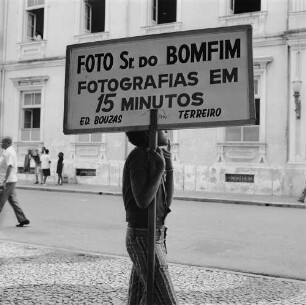 Salvador da Bahia. Jugendlicher Träger eines Werbeschildes