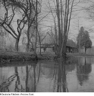 Ansicht eines Spree-Kanals und eines Gehöfts im Spreewald