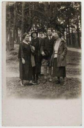 Ohne Titel (Elfriede Hausmann, ?, Raoul Hausmann, Hedwig Mankiewitz (v.l.n.r.))