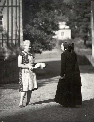 Kirchgangstracht aus Crostwitz : Kleidung - katholische Tracht. Ort: Chrósćicy / Crostwitz. Frauen in katholischer Kirchgangstracht und moderner Kleidung