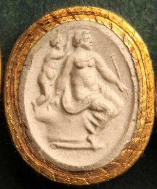 Venus (Aphrodite) sitzend, Cupido hinter ihrem Rücken spielt mit ihrem Haar (Daktyliothek, Supplement)