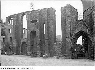 Bautzen, Burglehn. Ruine der Mönchskirche (um 1240, 1598 niedergebrannt). Fassade mit Spitzbogenfenstern und Portal